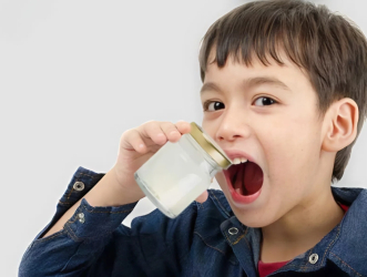 Có Nên Cho Trẻ Ăn Yến Chưng Sẵn? Giải Đáp Chi Tiết Cho Bố Mẹ