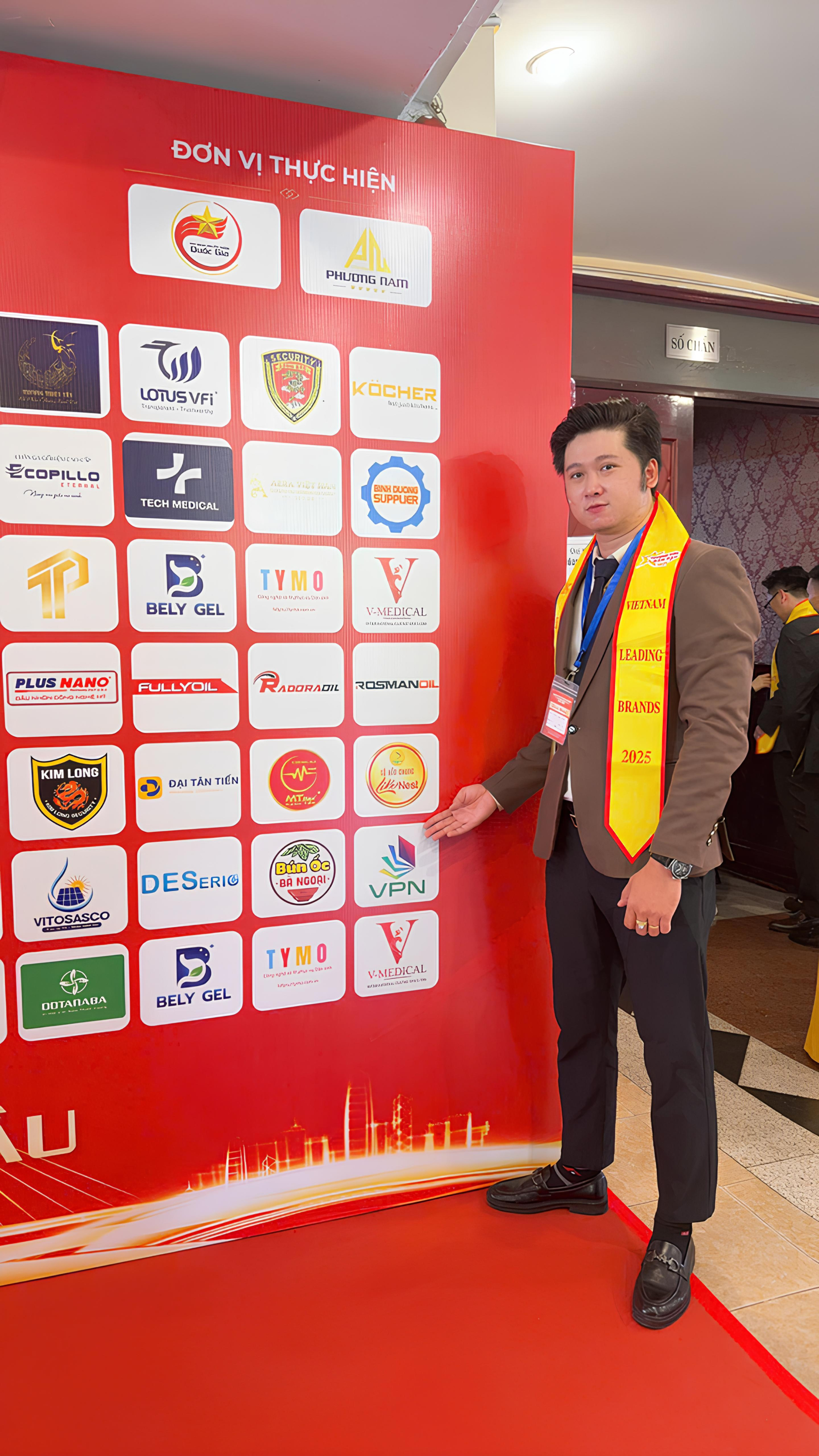 Yến sào LIKE NEST đã chính thức được vinh danh là một trong những thương hiệu uy tín, tiên phong và dẫn đầu ngành thực phẩm chăm sóc sức khỏe từ yến sào.
